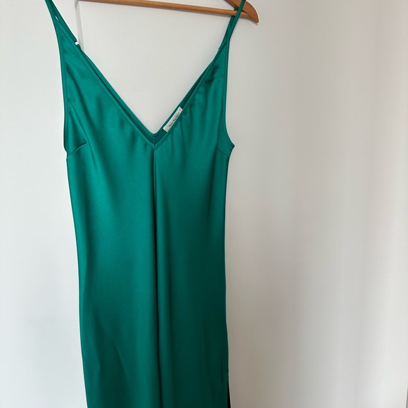 There was one emerald maxi dress - Picture 5 of 5